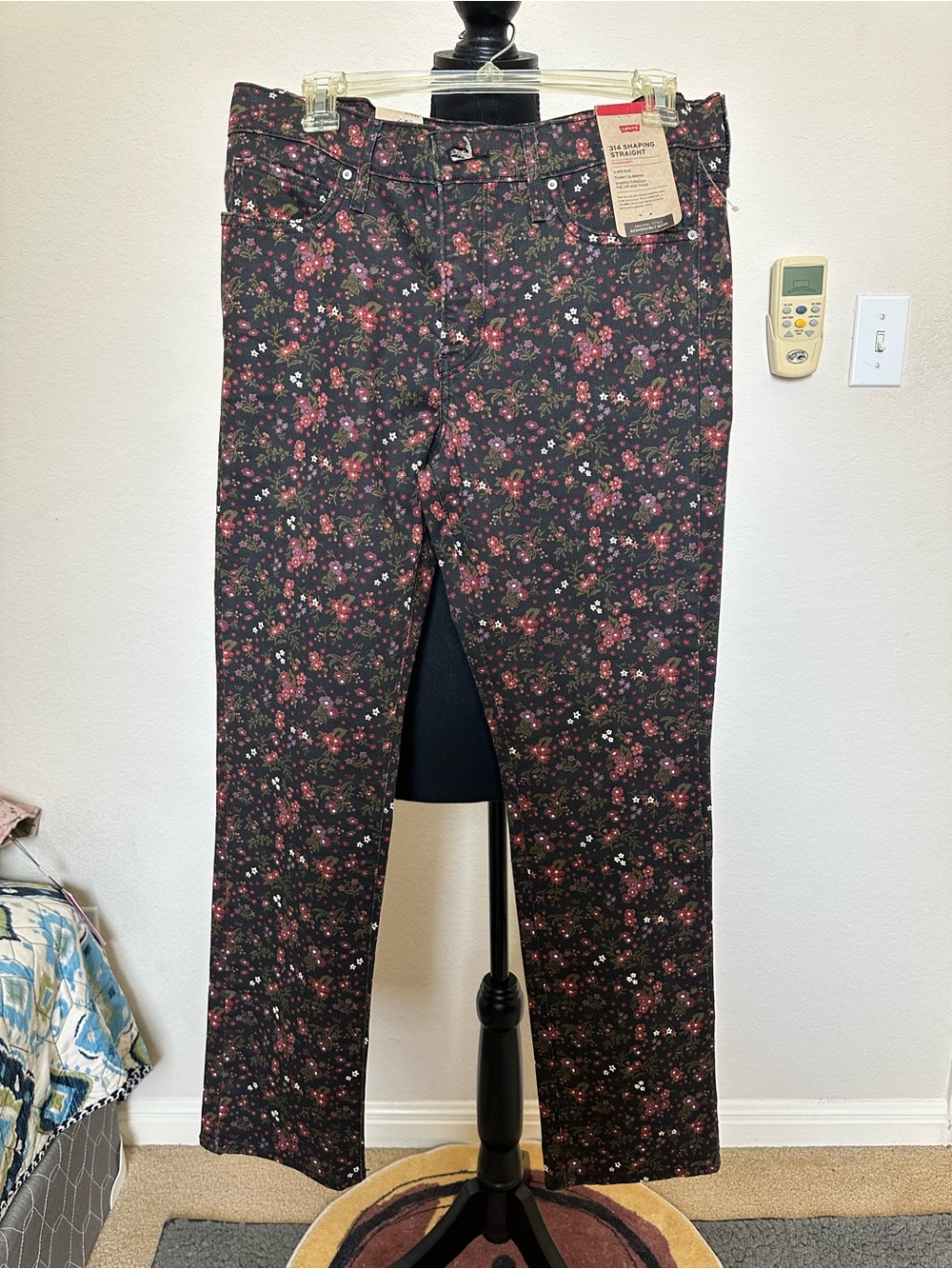 Levi's 314 Shaping Straight Black Floral Jeans. Size 31x30. NWT - Picture 9 of 15